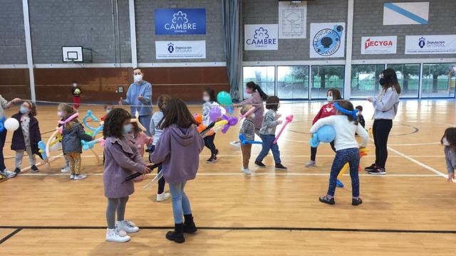 Varios niños participan en un campamento de Cambre.