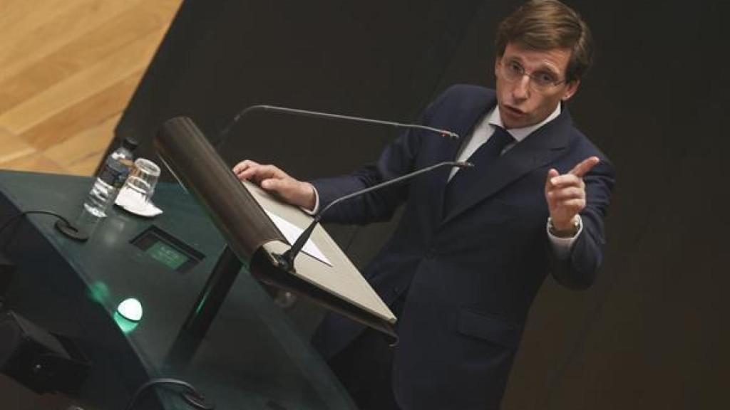 El alcalde de Madrid, José Luis Martínez Almeida, durante el pleno extraordinario convocado a petición de Más Madrid para abordar el caso de las mascarillas.