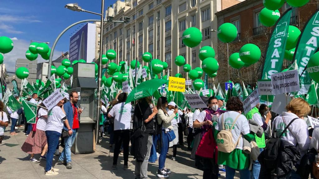 Los asistentes ante el Congreso piden una huelga general.