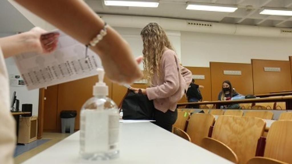 Gel en una de las aulas de la UA.