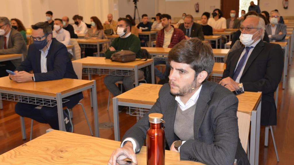 Varias de las personas que han asistido a la conferencia.