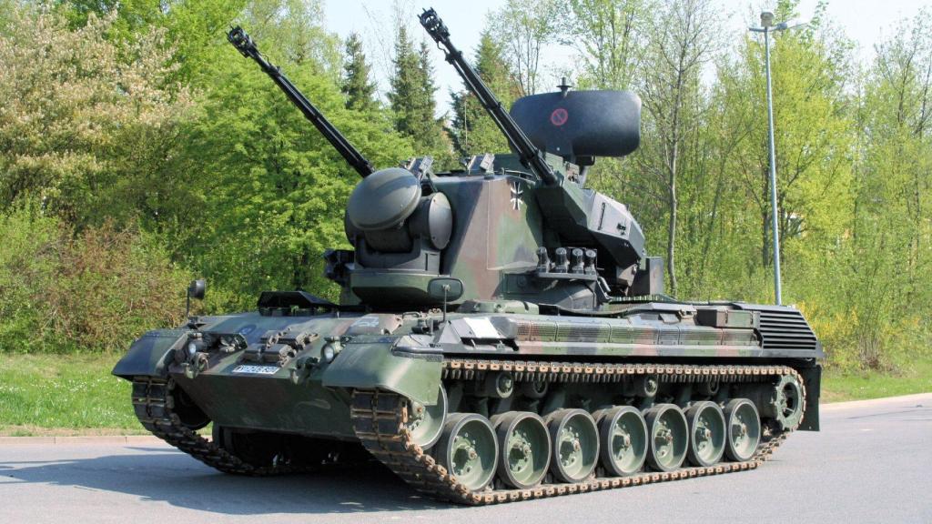 El Gepard cuenta con una torreta con cañón doble y dos radares