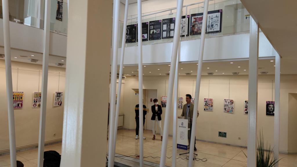 El concejal de Cultura de Socuéllamos, Pedro Arrabales, durante la inauguración de la exposición.