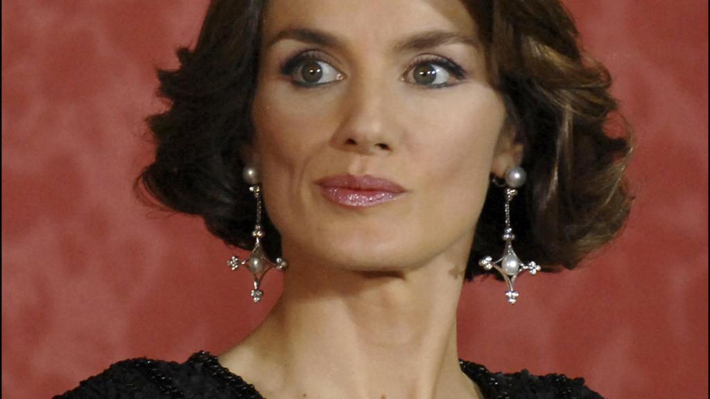 Los pendientes que le regaló Felipe los lució en el 70 cumpleaños del rey Emérito.
