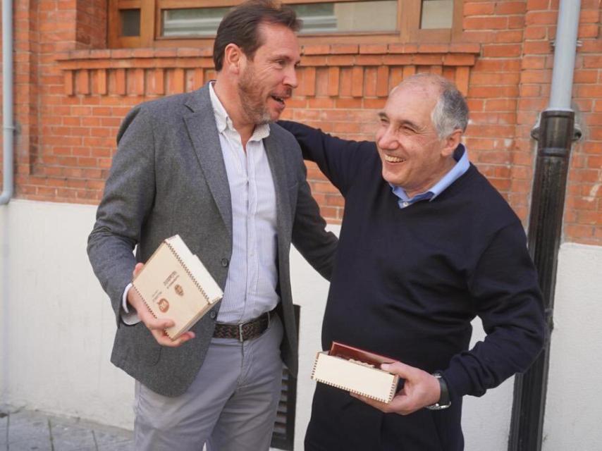 Óscar Puente junto a Antonio