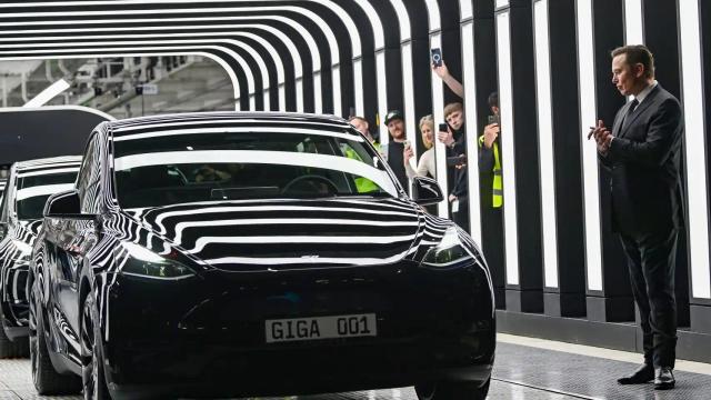 Elon Musk con su coche Tesla.
