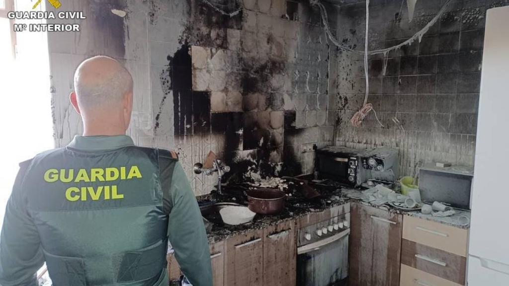 Estado en el que quedó la vivienda donde se originó el fuego, en concreto en la zona de la cocina.