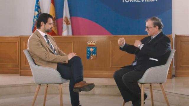 El director de la Plataforma de Oncología de Quirónsalud Torrevieja, el doctor Antonio Brugarolas, y el alcalde de Torrevieja, Eduardo Dolón.