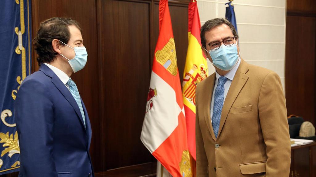El presidente de la Junta de Castilla y León, Alfonso Fernández Mañueco y el presidente de la CEOE, Antonio Garamendi en una reunión en 2020. Archivo
