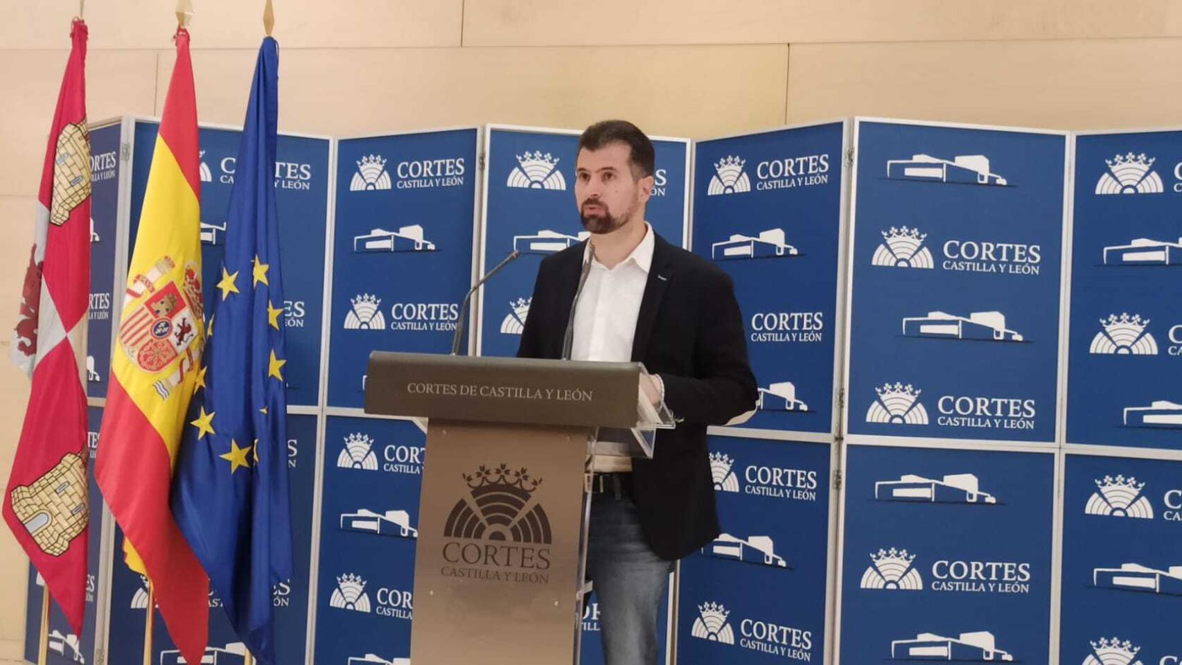 El líder del PSOE en Castilla y León, Luis Tudanca, durante la rueda de prensa en las Cortes.