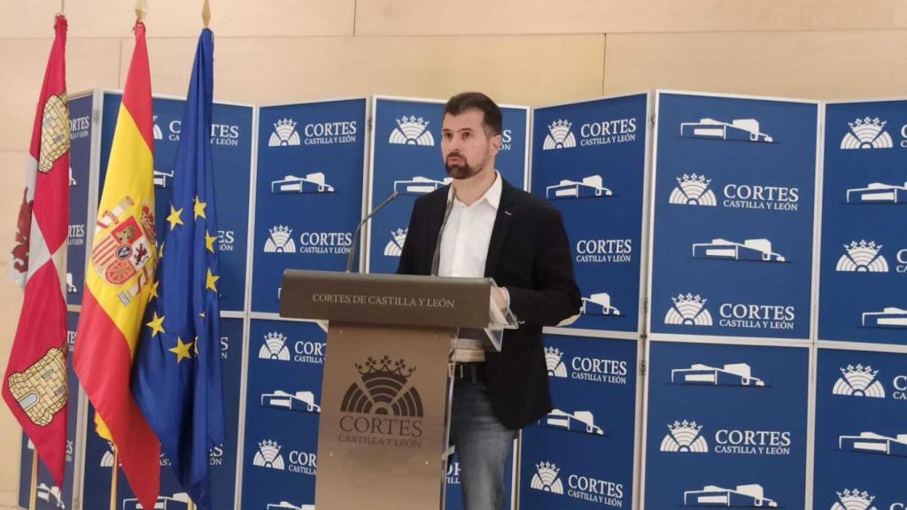 El líder del PSOE en Castilla y León, Luis Tudanca, durante la rueda de prensa  en las Cortes.