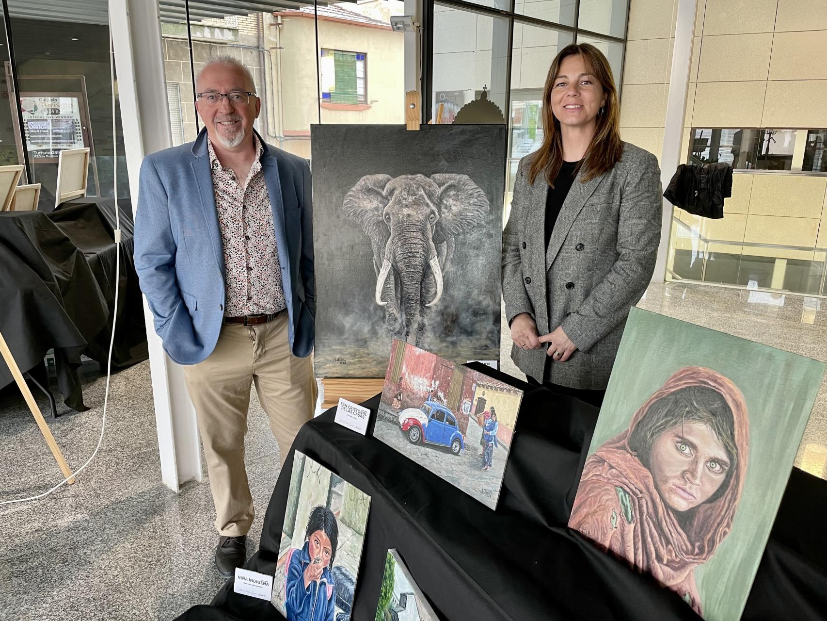 Presentación de la exposición 'Ventanas al Mundo' en Guijuelo.
