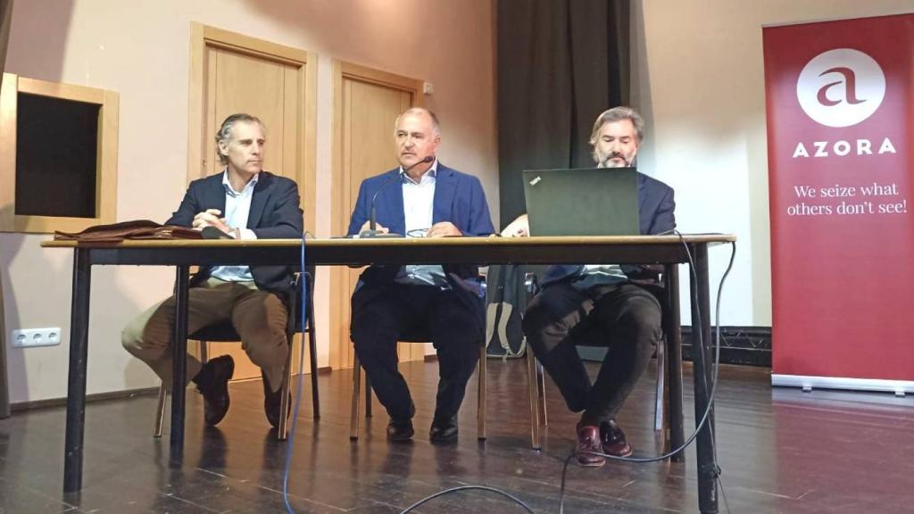 Santiago Olivares, el alcalde, Julián Martín Jiménez, y José Miguel Guntín, en Villarino