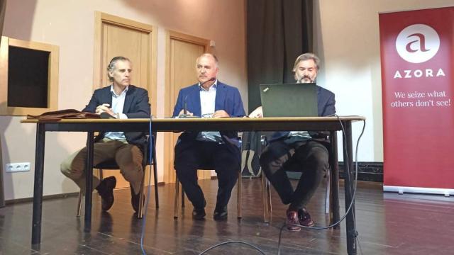 Santiago Olivares, el alcalde, Julián Martín Jiménez, y José Miguel Guntín, en Villarino