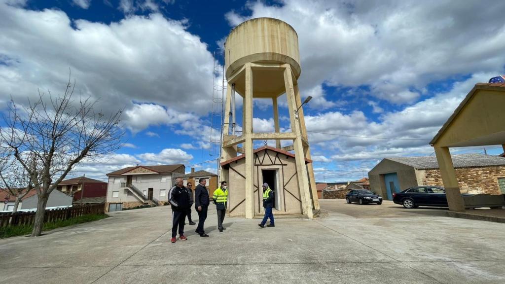 El vicepresidente tercero y diputado de Medio Ambiente y Obras Municipales, Javier Faúndez Domínguez, junto al alcalde Santa Eufemia del Barco, José Antonio Calvo Fidalgo