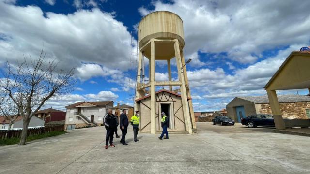 El vicepresidente tercero y diputado de Medio Ambiente y Obras Municipales, Javier Faúndez Domínguez, junto al alcalde Santa Eufemia del Barco, José Antonio Calvo Fidalgo