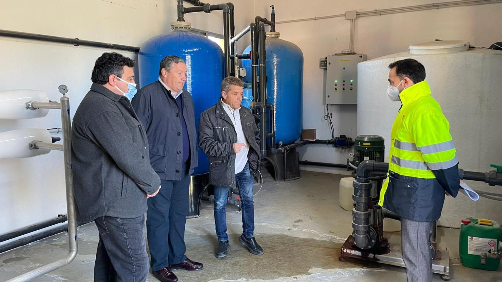 El diputado de Medioambiente y Obras Municipales, Javier Faúndez, acompañado por el diputado provincial, José Ángel Ruiz y el alcalde de Villamayor de Campos, Valentín Rodríguez