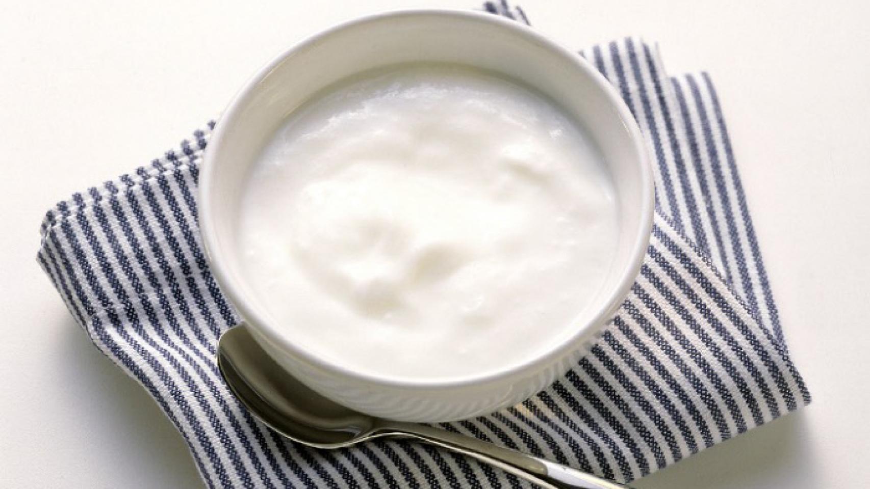 Suero de yogur natural.