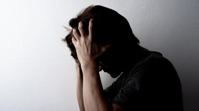 Un señor muy afectado por una migraña.