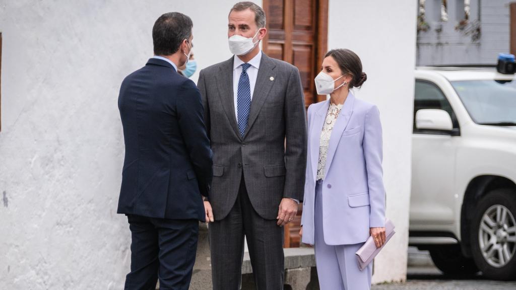 La reina Letizia con el traje de Bleis Madrid en La Palma.