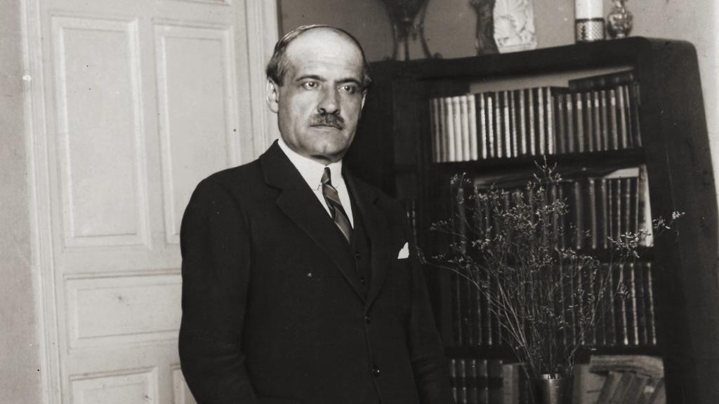 José Ortega y Gasset en 1922, en la sala de la casa familiar de Madrid, en la calle Serrano, 47. Foto: Fundación Ortega-Marañón