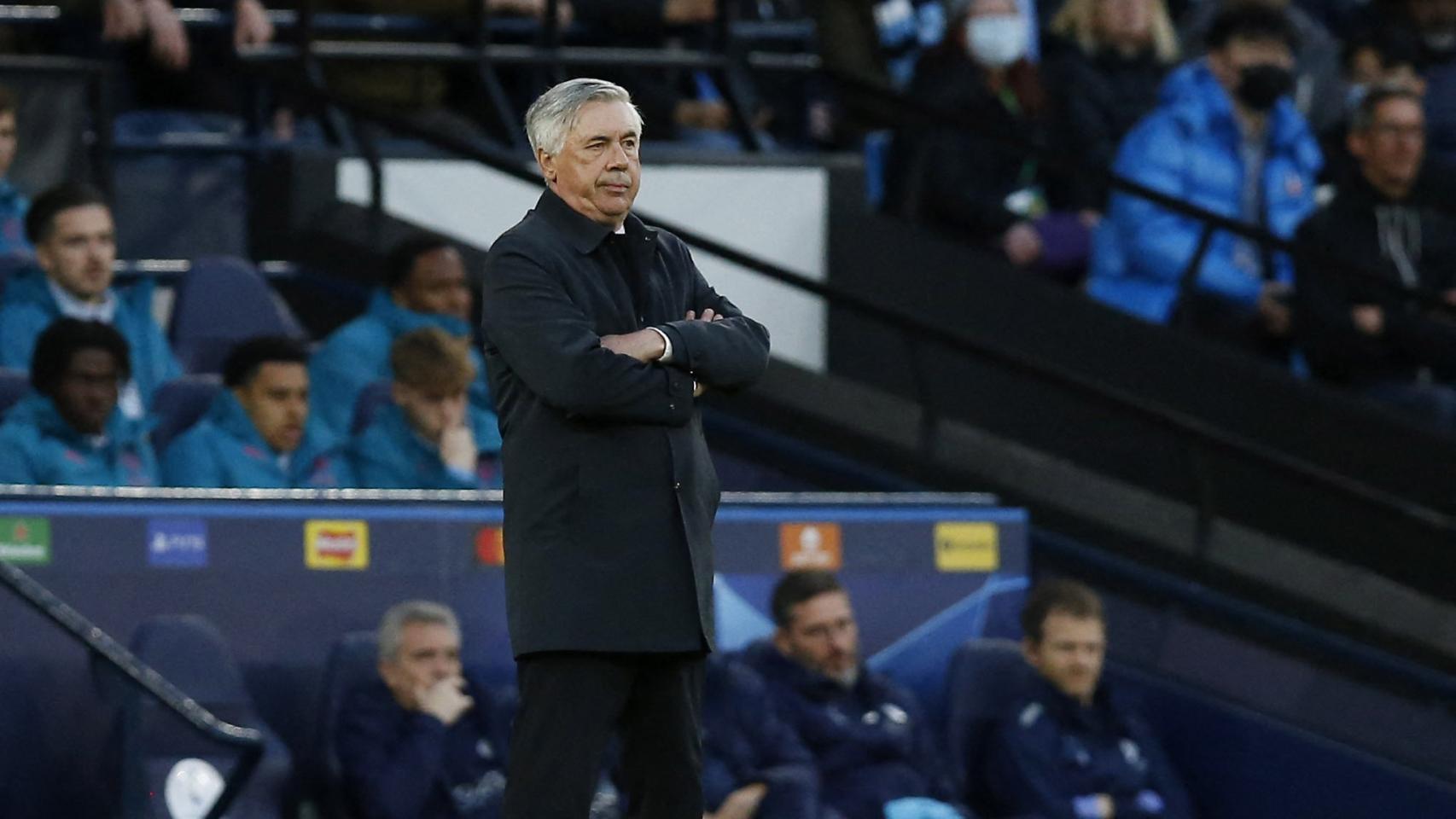 Carlo Ancelotti sigue el partido desde la banda del Etihad Stadium
