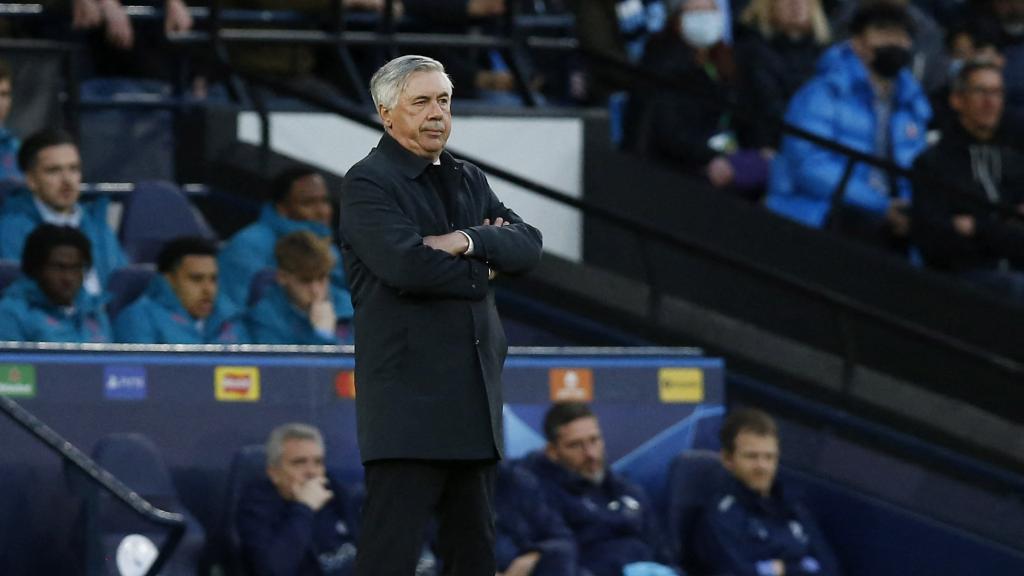 Carlo Ancelotti sigue el partido desde la banda del Etihad Stadium