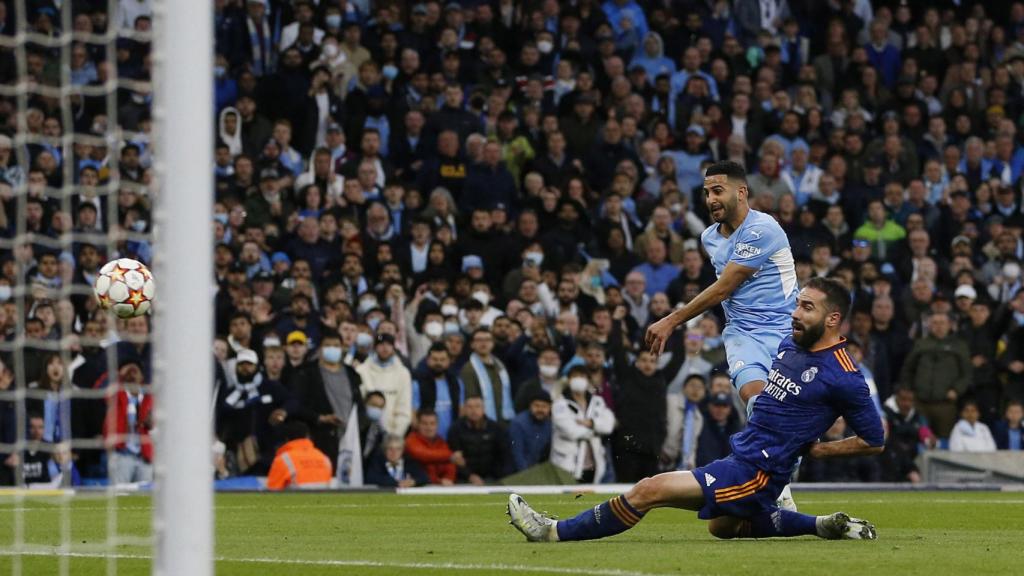 Dani Carvajal intenta cortar el disparo de Riyad Mahrez