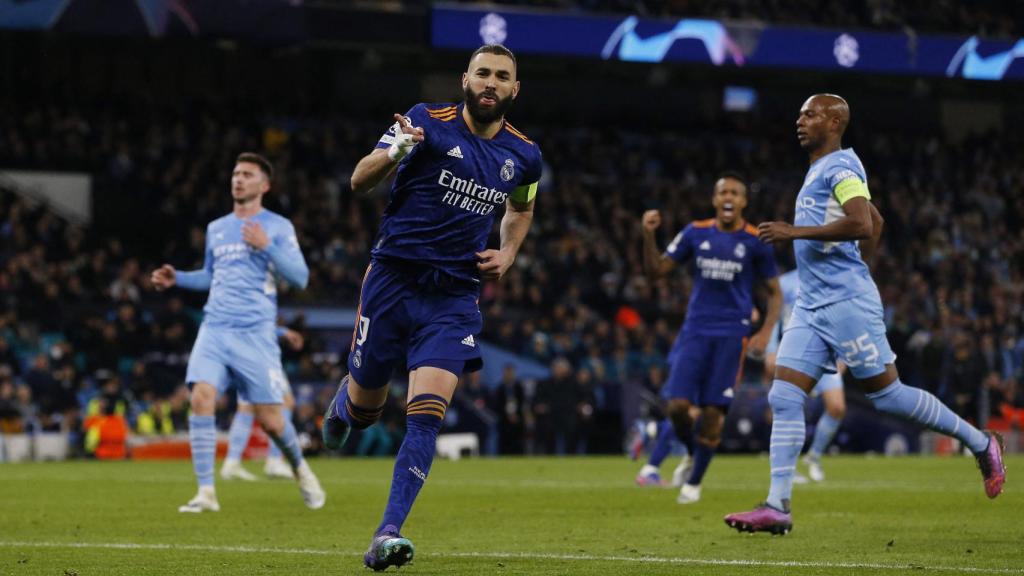 Karim Benzema celebra su gol de penalti al Manchester City