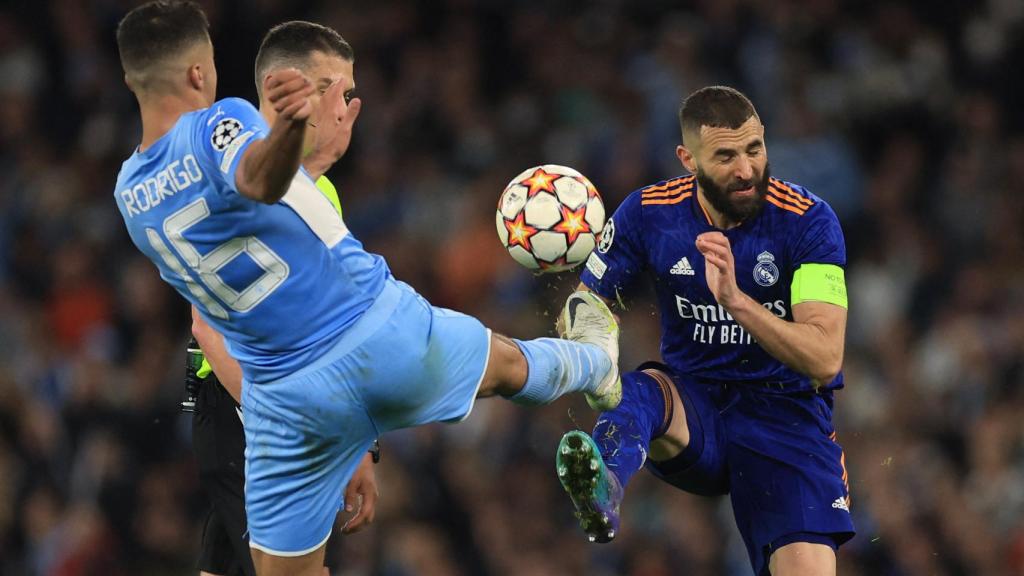 Rodrigo y Karim Benzema disputan un balón dividido