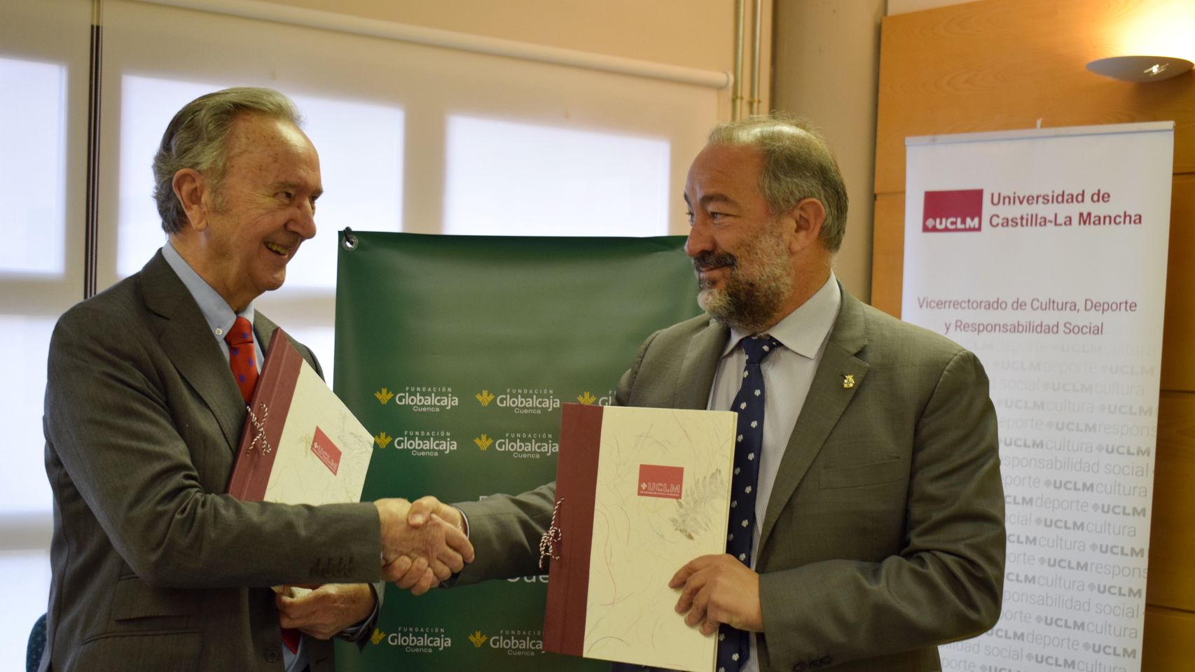 Carlos de la Sierra, a la izquierda, y José Julián Garde, a la derecha, tras la firma del convenio.