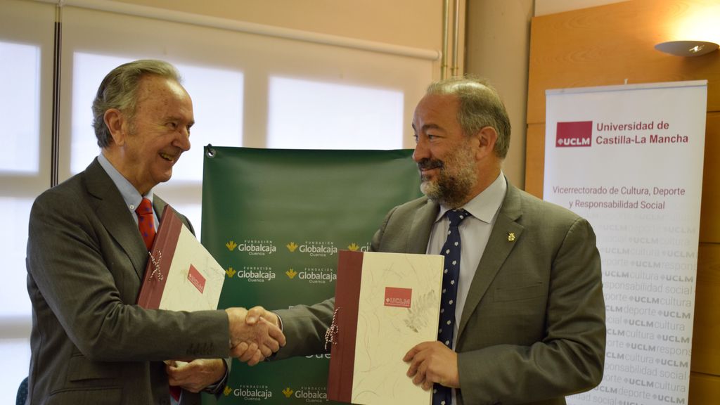 Carlos de la Sierra, a la izquierda, y José Julián Garde, a la derecha, tras la firma del convenio.