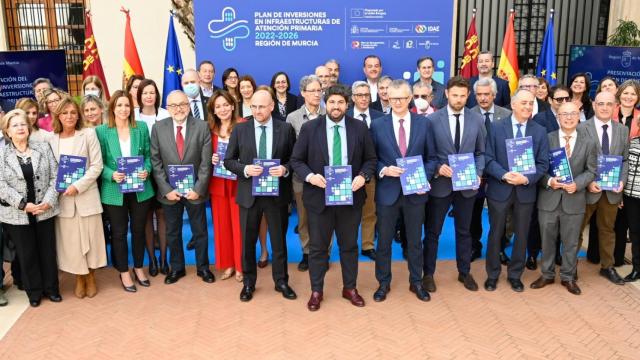 El presidente de la Región de Murcia, Fernando López Miras, este martes, en la presentación del plan, rodeado de directivos de las áreas de salud.