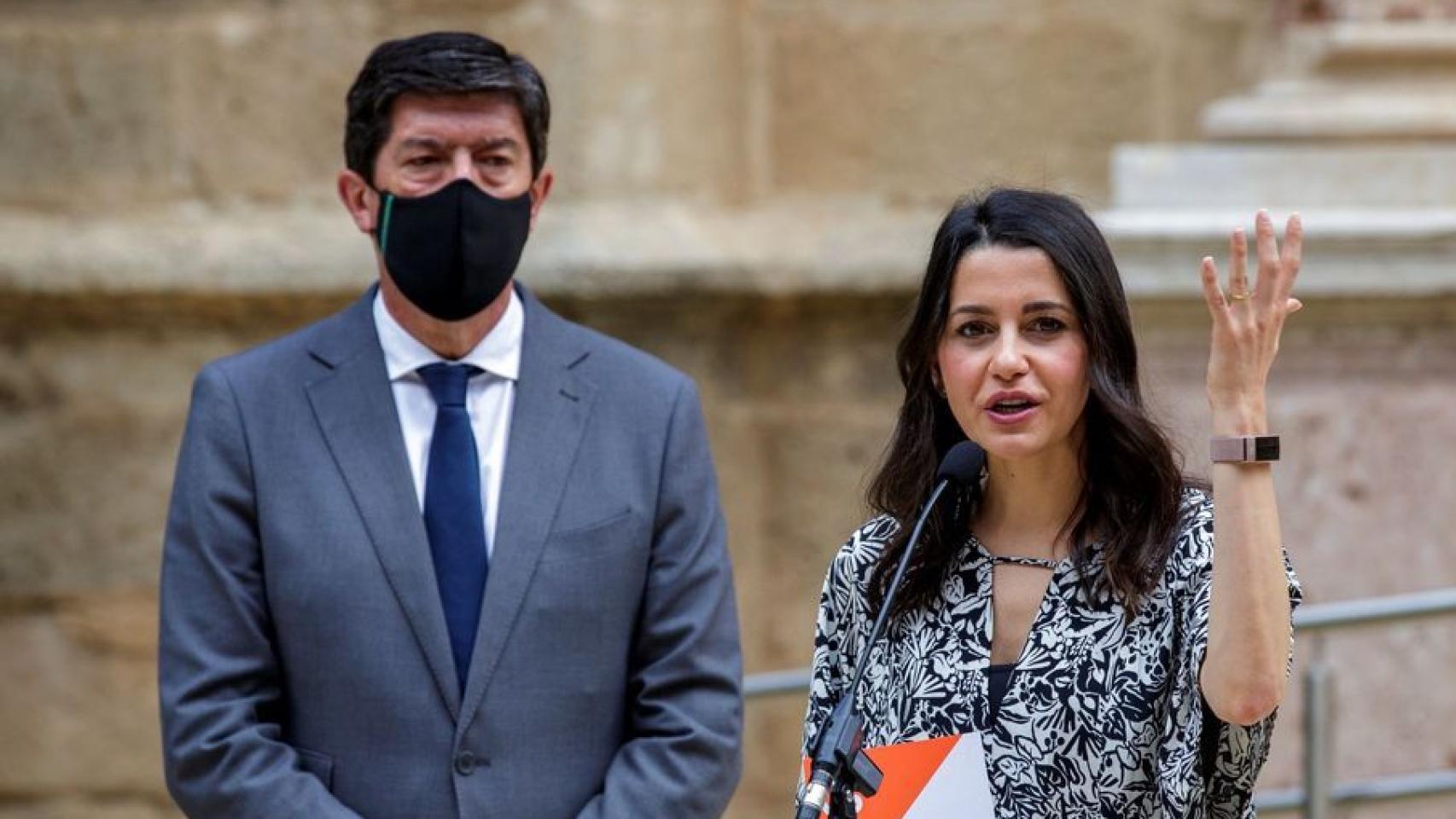 La presidenta de Cs, Inés Arrimadas, con el líder andaluz, Juan Marín, en el Parlamento en una imagen de archivo.
