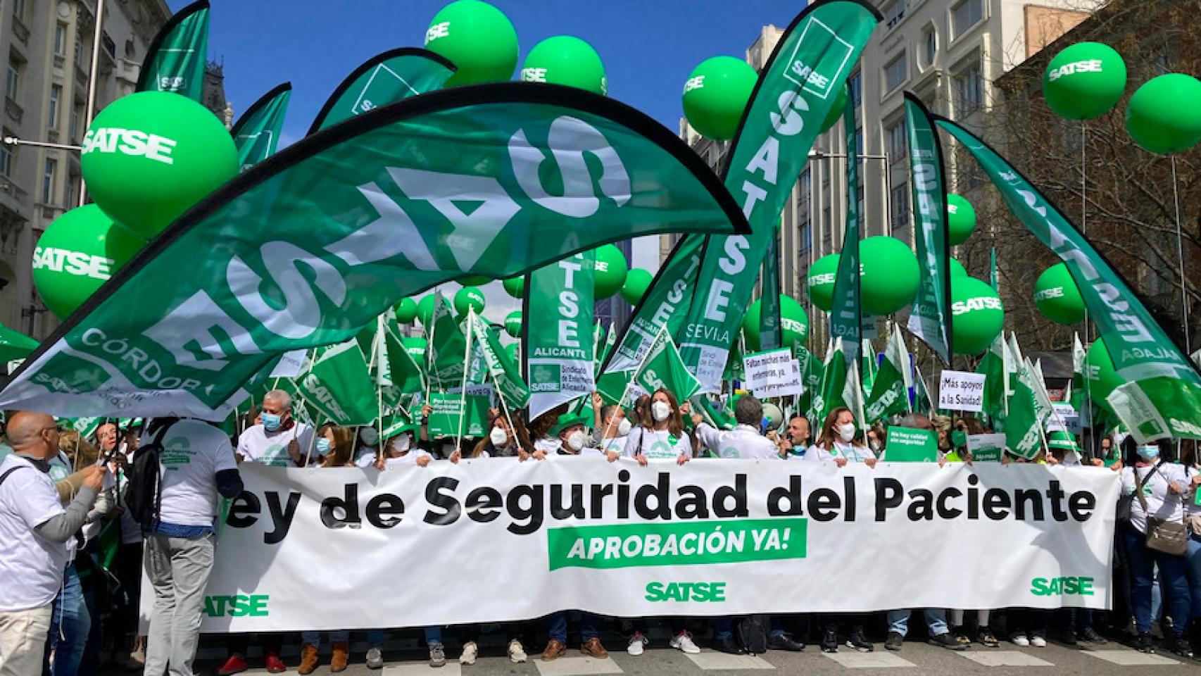 Las enfermeras a las puertas de Congreso de los Diputados.
