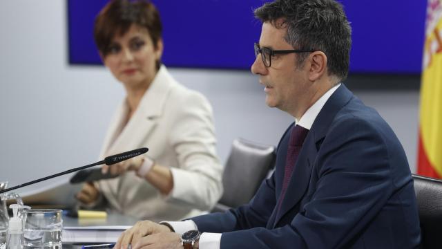 Félix Bolaños, ministro de la Presidencia, junto a la portavoz del Gobierno, Isabel Rodríguez, en Moncloa.