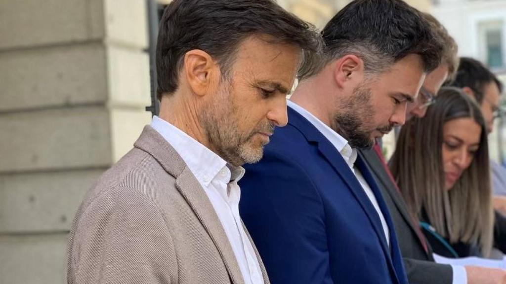 Jaume Asens, presidente del grupo de Unidas Podemos, junto a Gabriel Rufián (ERC) y Míriam Nogueras (JxCat), este martes en el Congreso.