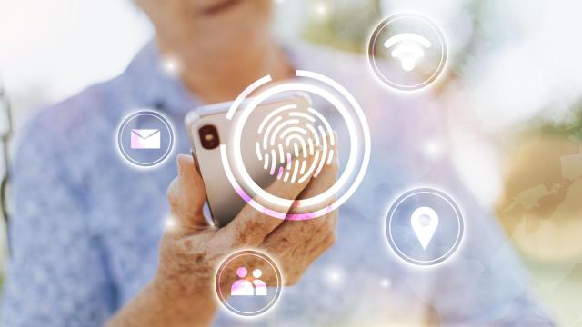 Una veintena de vecinos ya están aprendiendo a usar el DNIe o comprar por internet. FOTO: Freepik / rawpixel