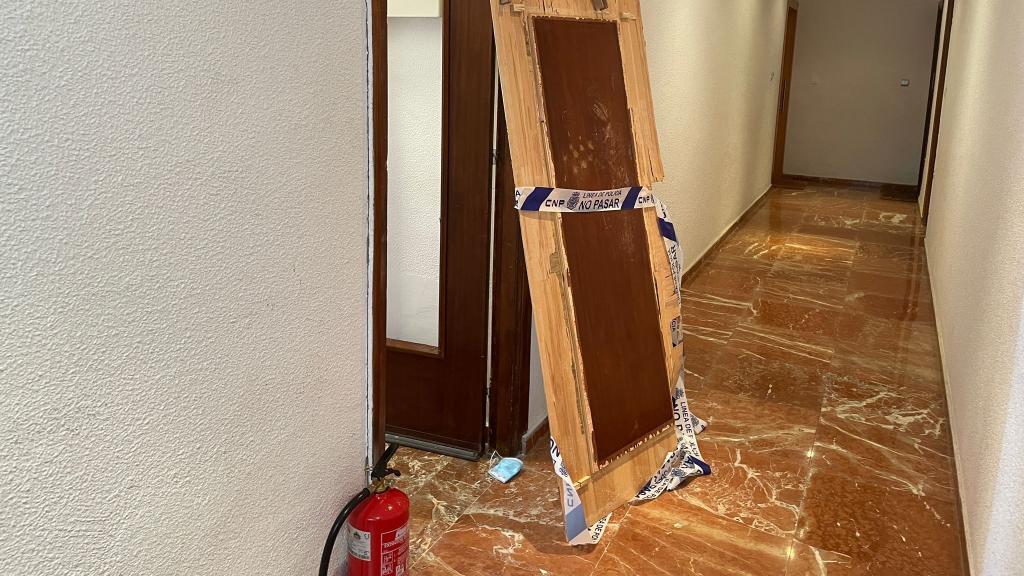 Puerta del piso al que accedieron los policías.