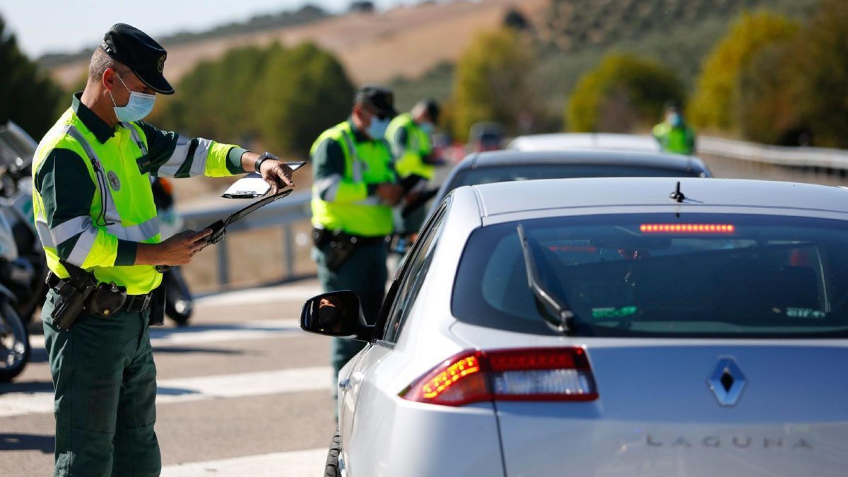 Un Guardia Civil regulando el tráfico.