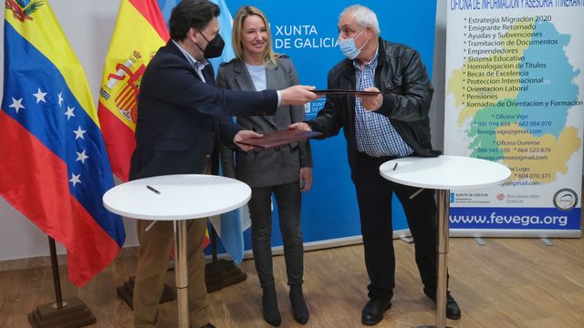 Firma del acuerdo en la sede de Fevega en Vigo.