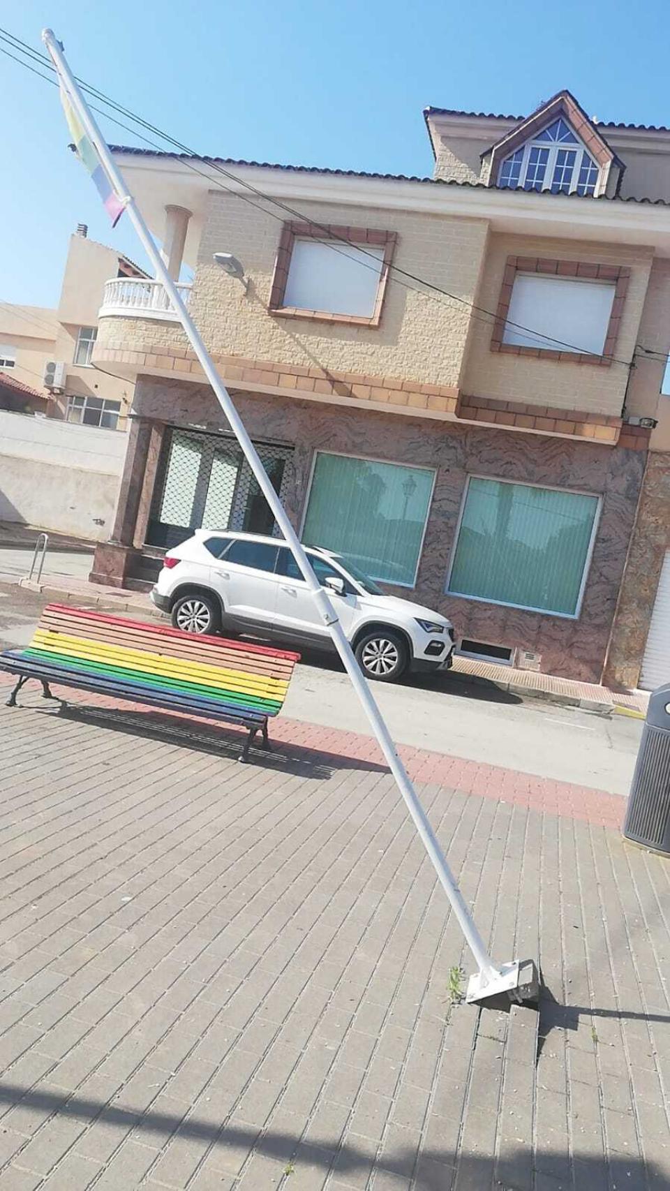 Estado en el que quedó el mástil de la plaza LGTBI de Los Alcázares tras el ataque del grupo de ultraderecha.