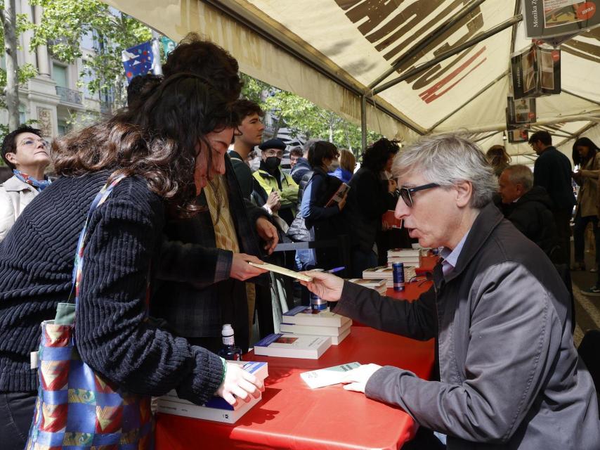 David Trueba, firmando ejemplares por Sant Jordi en Barcelona.