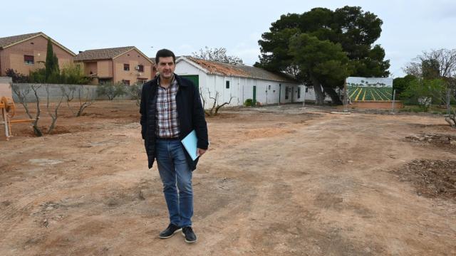 Manuel Martínez López Alcorocho, teniente de alcalde de Obras de Valdepeñas (Ciudad Real), en los terrenos donde se ubicará el nuevo parque.