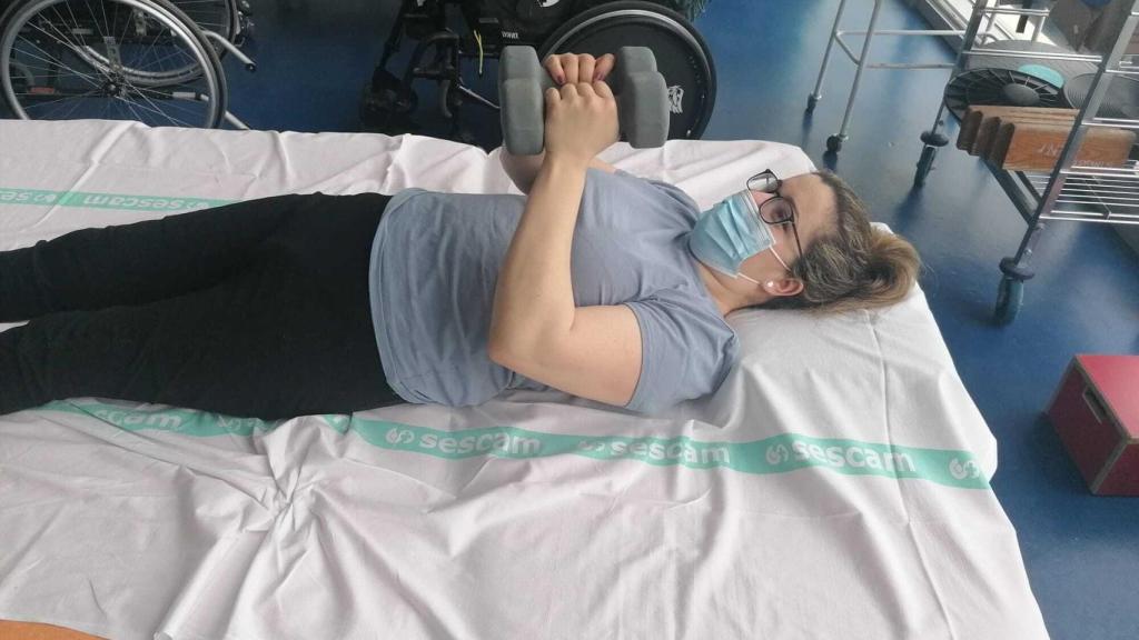 Rocío, realizando los ejercicios de rehabilitación.