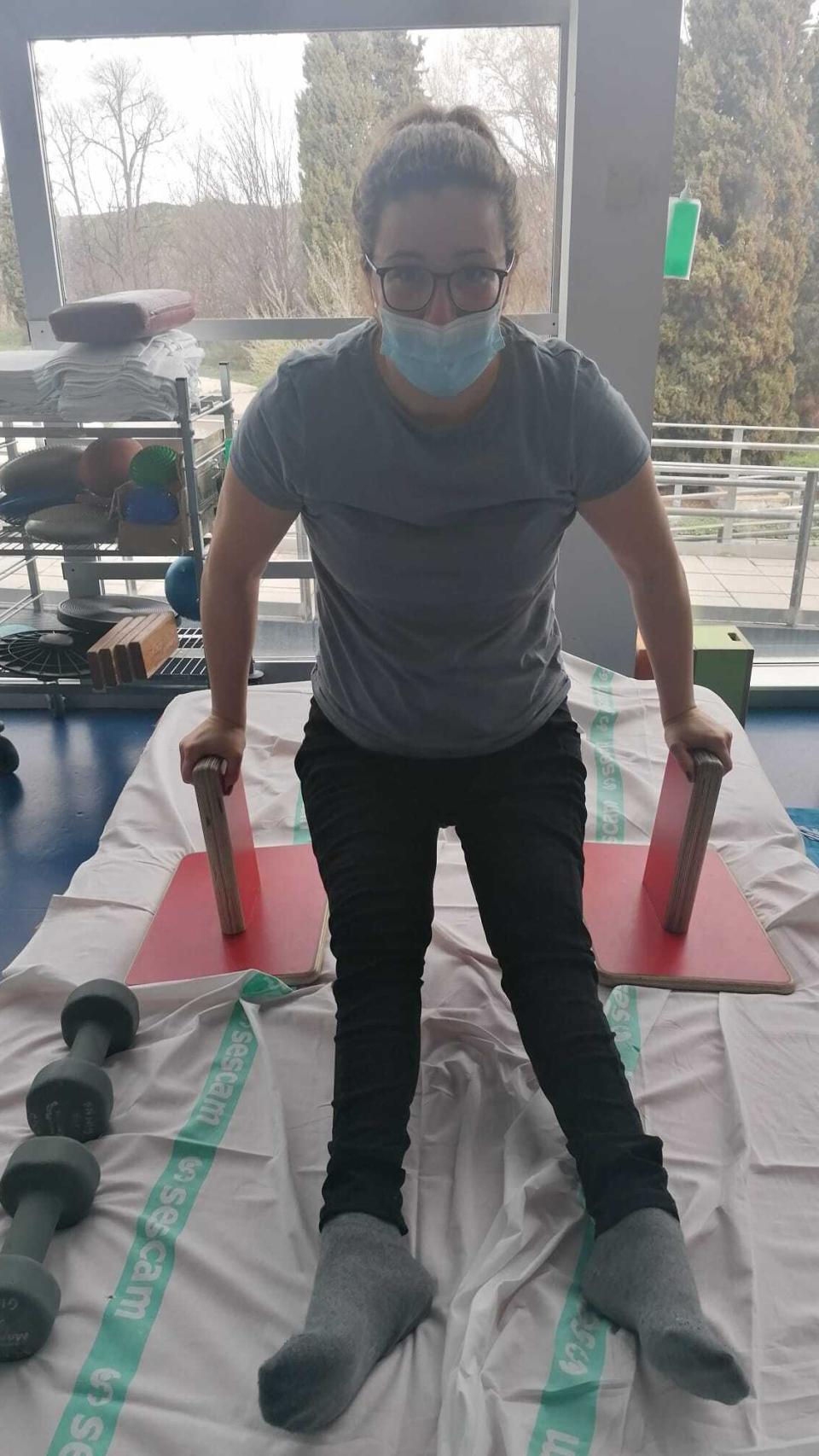 Rocío haciendo rehabilitación.