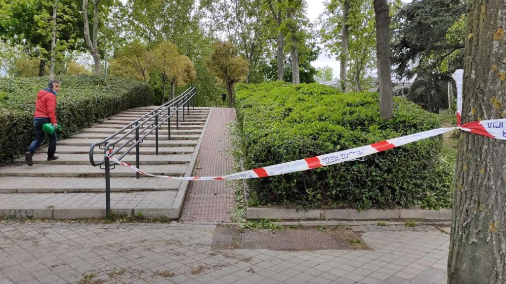Cordón policial en el parque donde han apuñalado al joven.