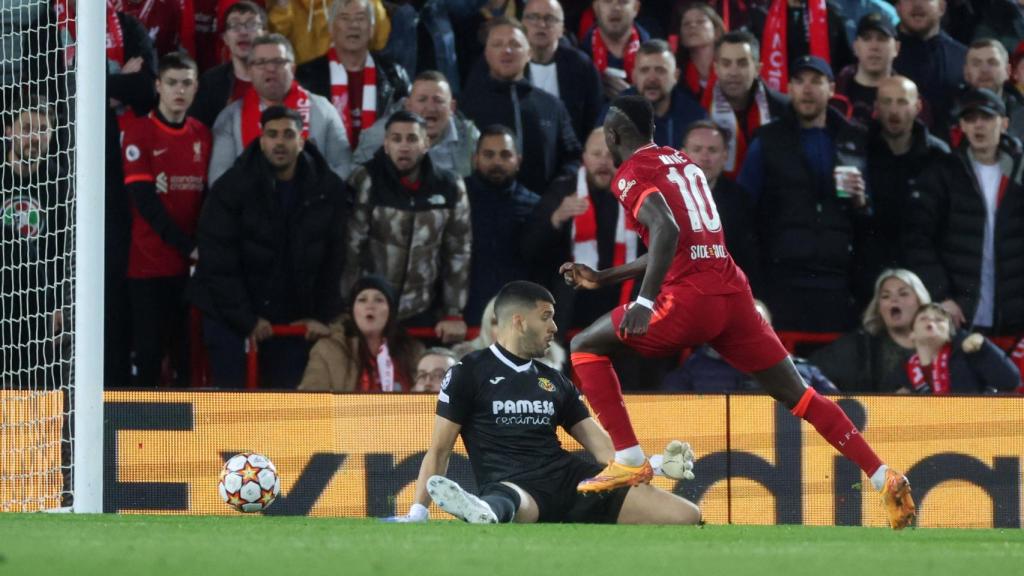 Sadio Mané bate a Gerónimo Rulli.