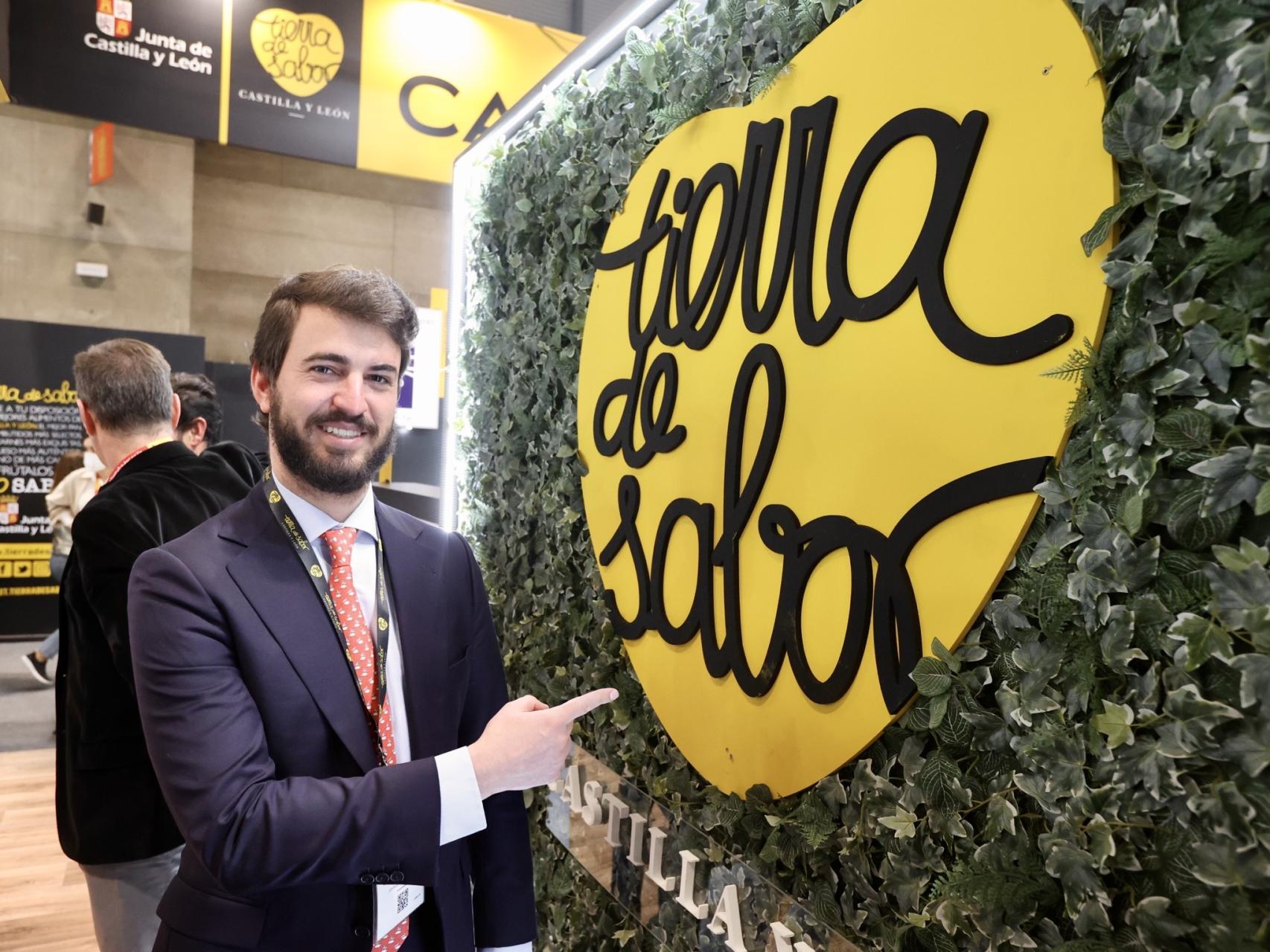 El vicepresidente de la Junta, Juan García-Gallardo, durante su visita al expositor de Tierra de Sabor en Ifema, este miércoles. / ICAL