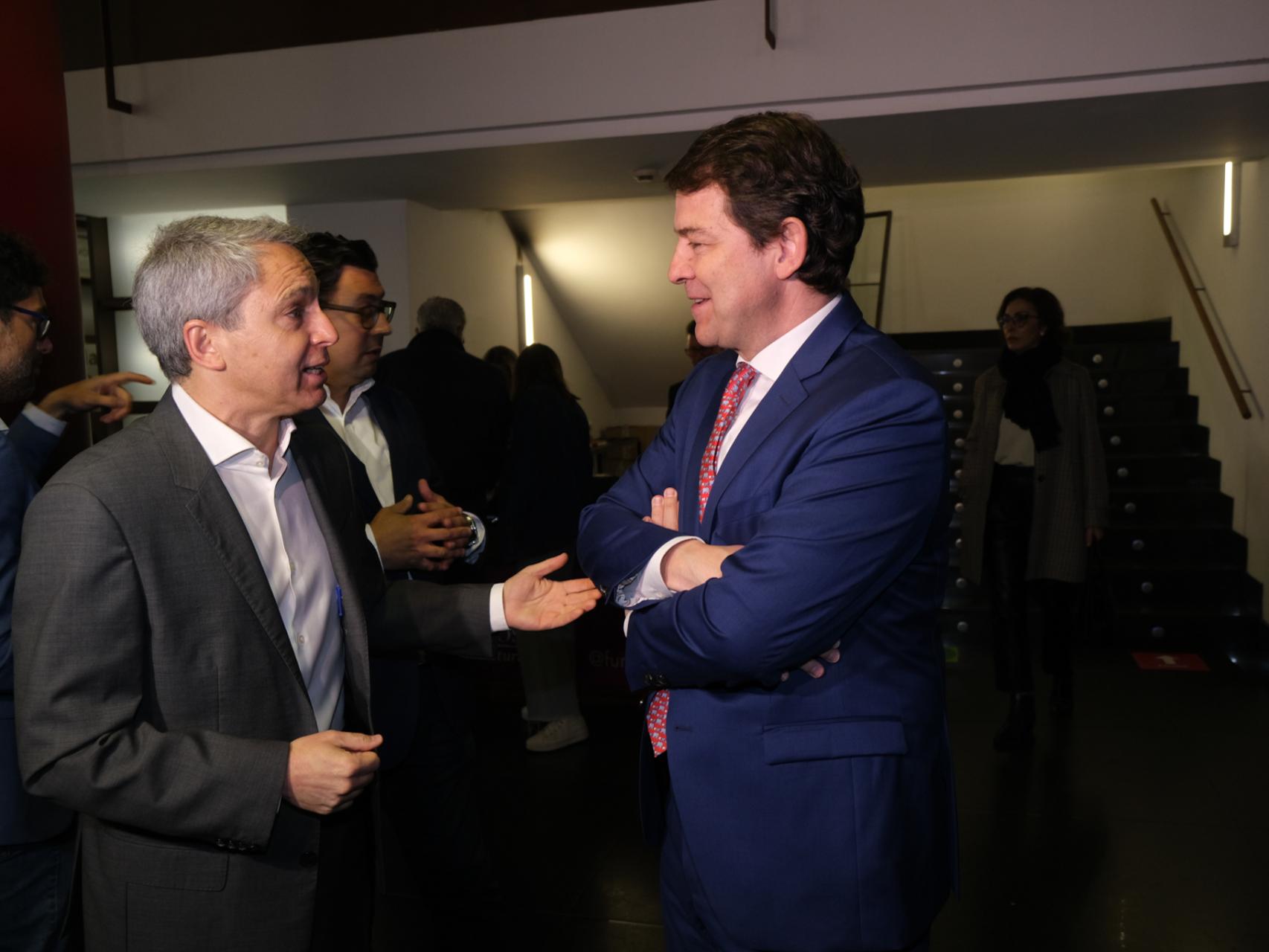 El presidente de la Junta, Alfonso Fernández Mañueco, habla con el periodista Vicente Vallés tras la presentación de su novela, este miércoles en Valladolid.